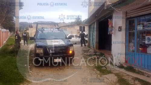 Encuentran dos autos robados en predio de Jiquipilco, a medio desvalijar